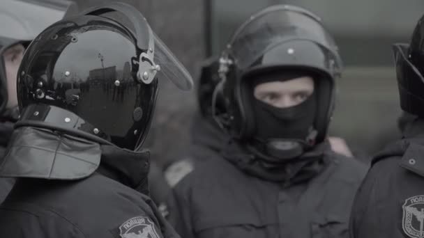 Escuadrón de policía en una calle de la ciudad. Kiev. Ucrania . — Vídeo de stock