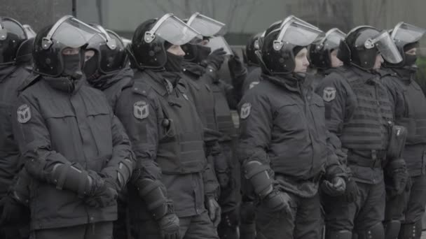 Policejní oddíl na městské ulici. Kyjev. Ukrajina. — Stock video
