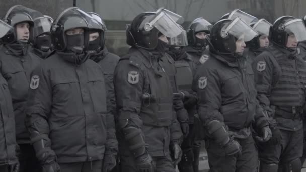 Escuadrón de policía en una calle de la ciudad. Kiev. Ucrania . — Vídeos de Stock