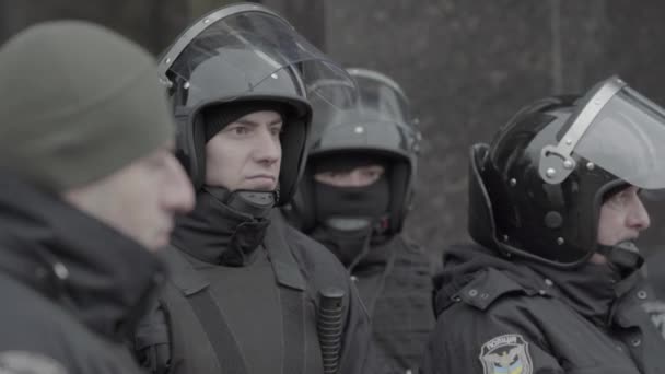 Polisi patroli di jalan kota. Kyiv. Ukraina . — Stok Video