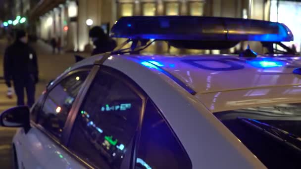 Polizeibeamte in der Nacht am Tatort. kyiv. Ukraine. — Stockvideo