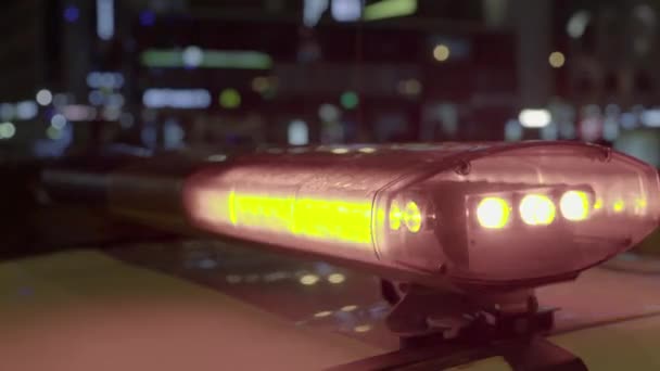 Knipperende flitser op het dak van een politieauto 's nachts. Blinker. — Stockvideo