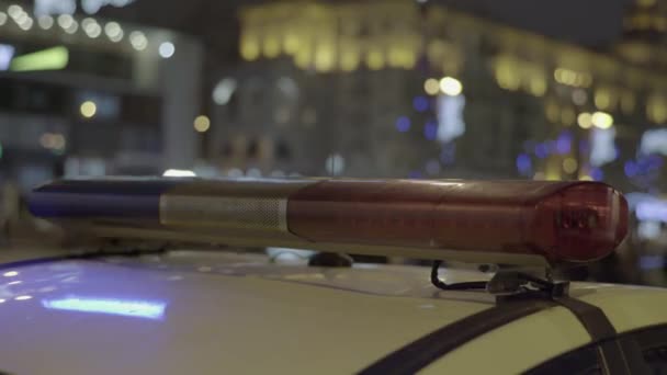 Lampeggiante lampeggiante sul tetto di una macchina della polizia di notte. Blinker . — Video Stock