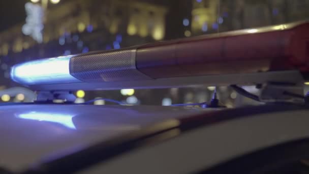 Blinklichter auf dem Dach eines Polizeiautos in der Nacht. Blinker. — Stockvideo