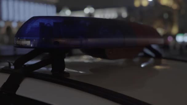 Blinklichter auf dem Dach eines Polizeiautos in der Nacht. Blinker. — Stockvideo