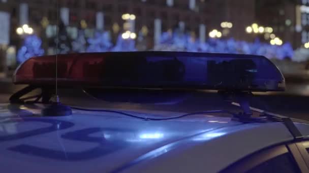 Lampeggiante lampeggiante sul tetto di una macchina della polizia di notte. Blinker . — Video Stock