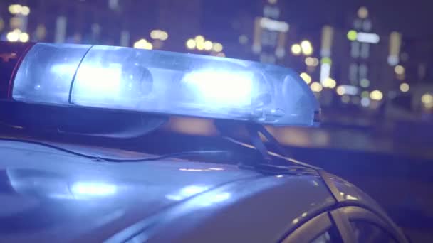 Lampeggiante lampeggiante sul tetto di una macchina della polizia di notte. Blinker . — Video Stock