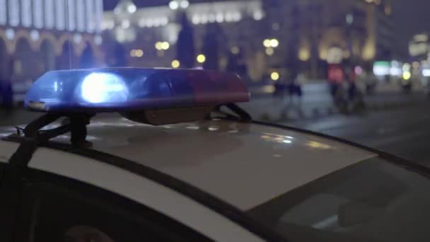 Blikající blikač na střeše policejního auta v noci. Blikač. — Stock video
