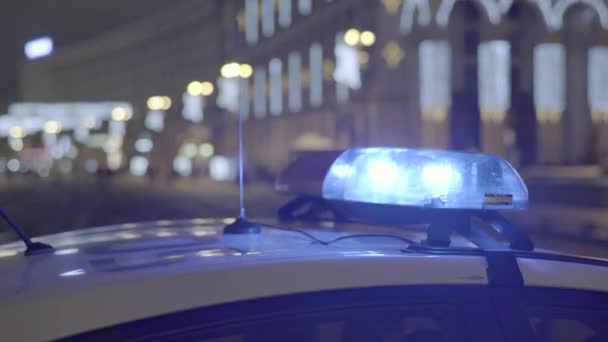 Blinklichter auf dem Dach eines Polizeiautos in der Nacht. Blinker. — Stockvideo