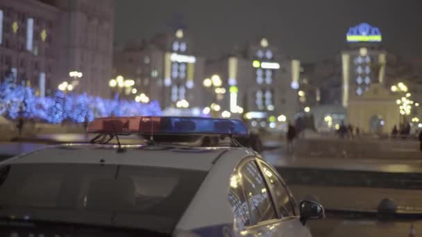 Clignotant sur le toit d'une voiture de police la nuit. Clignotant . — Video