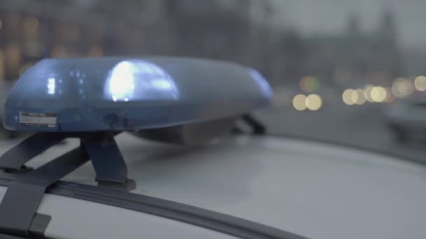 Blinklichter auf dem Dach eines Polizeiautos in der Nacht. Blinker. — Stockvideo