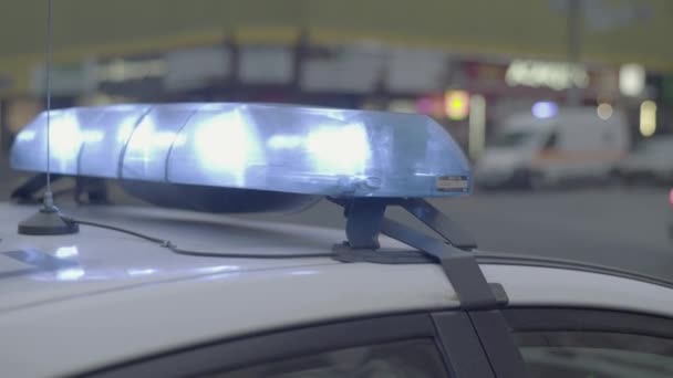 Blinklichter auf dem Dach eines Polizeiautos in der Nacht. Blinker. — Stockvideo