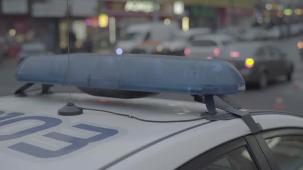 Lampeggiante lampeggiante sul tetto di una macchina della polizia di notte. Blinker . — Video Stock