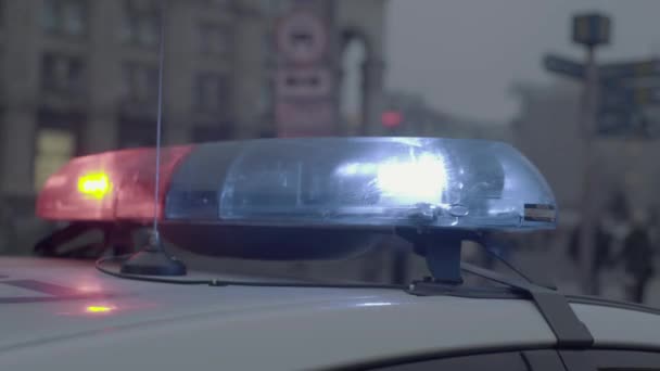 Lampeggiante lampeggiante sul tetto di una macchina della polizia di notte. Blinker . — Video Stock