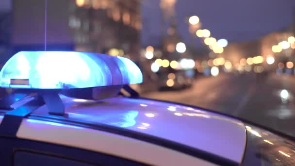 Lampeggiante lampeggiante sul tetto di una macchina della polizia di notte. Blinker . — Video Stock