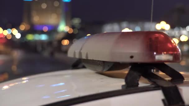 Blinkande blottare på taket till en polisbil på natten. Blänkare. — Stockvideo