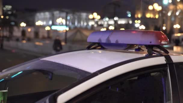 Parpadea en el techo de un coche de policía por la noche. Blinker. . — Vídeos de Stock