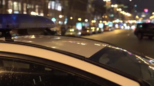 Clignotant sur le toit d'une voiture de police la nuit. Clignotant . — Video