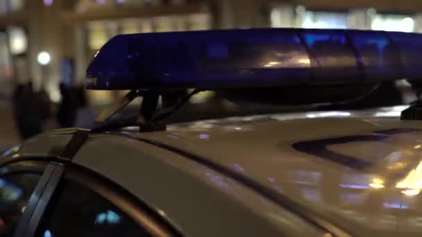 Blinklichter auf dem Dach eines Polizeiautos in der Nacht. Blinker. — Stockvideo