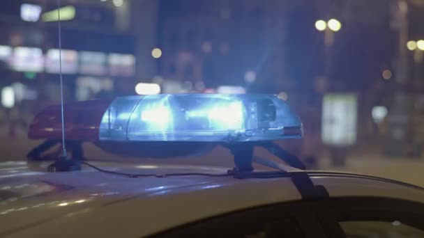 Um piscar de olhos no telhado de um carro da polícia à noite. Blinker . — Vídeo de Stock