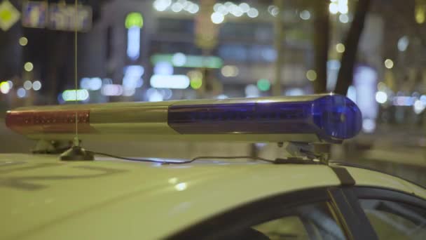 Blinklichter auf dem Dach eines Polizeiautos in der Nacht. Blinker. — Stockvideo