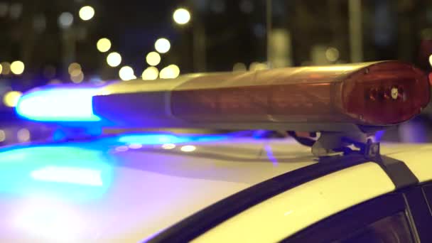 Villogó villantás egy rendőrautó tetején éjszaka. Szemellenző. — Stock videók