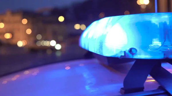 Flashing flasher on the roof of a police car at night. Blinker. — Stock Photo, Image