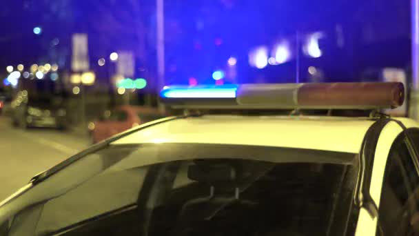 Lampeggiante lampeggiante sul tetto di una macchina della polizia di notte. Blinker . — Video Stock