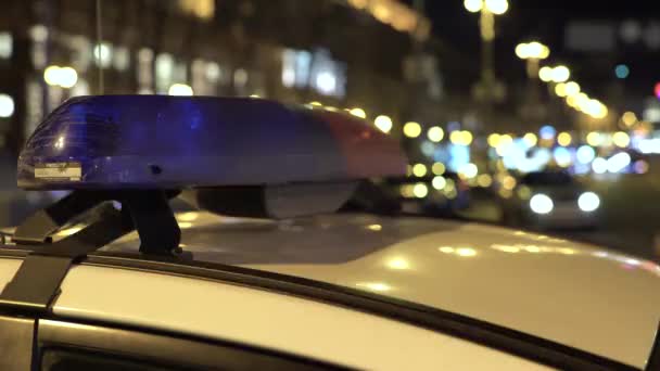 Clignotant sur le toit d'une voiture de police la nuit. Clignotant . — Video