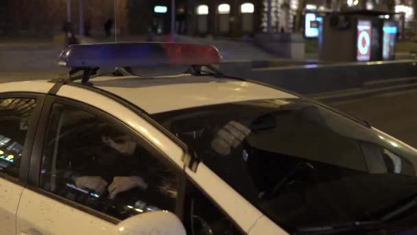 夜に警察の車の屋根の上にフラッシャーを点滅させます。ブリンカー. — ストック動画