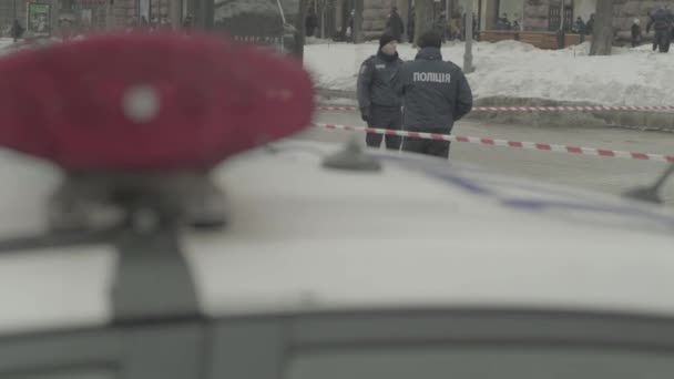 現場の警察官だ警察のフラッシャーを点滅させるキエフ。ウクライナ — ストック動画