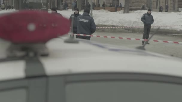 Polizeibeamte am Tatort. Blaulicht der Polizei. kyiv. Ukraine — Stockvideo