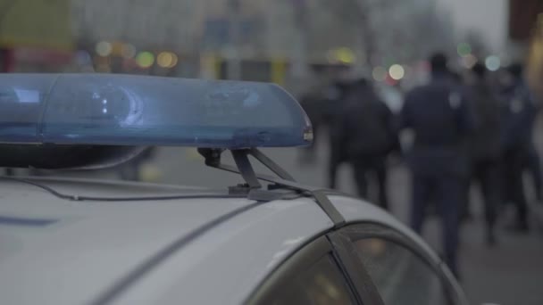 Des policiers sur les lieux du crime. Un clignotant de la police. Kiev. Ukraine — Video