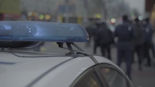 Polizeibeamte am Tatort. Blaulicht der Polizei. kyiv. Ukraine — Stockvideo