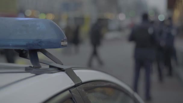 Polizeibeamte am Tatort. Blaulicht der Polizei. kyiv. Ukraine — Stockvideo