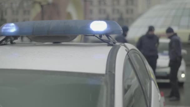 現場の警察官だ警察のフラッシャーを点滅させるキエフ。ウクライナ — ストック動画