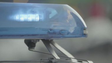 Polis arabasının çatısında teşhirci. Sinyal lambası. Yakın plan..