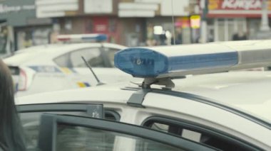 Polis arabasının çatısında teşhirci. Sinyal lambası. Yakın plan..