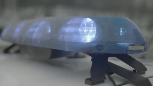 Blinklicht auf dem Dach eines Polizeiwagens. Scheuklappen. Nahaufnahme. — Stockvideo