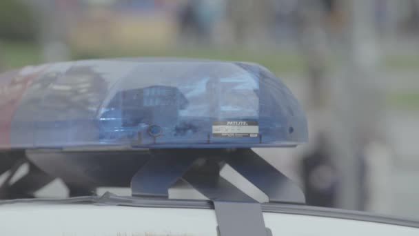 Flashing flasher on the roof of a police car. Blinker. Close-up. — Stock Video