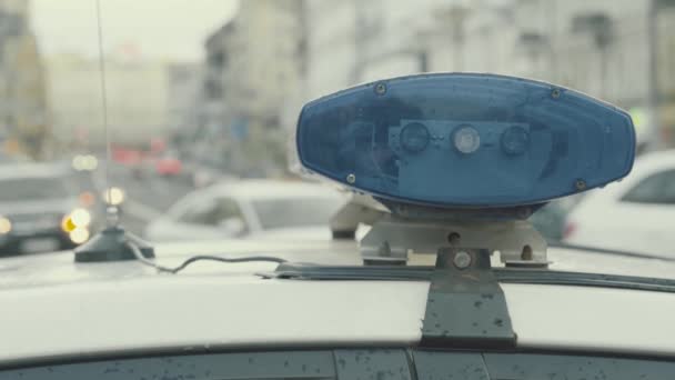 Blinklicht auf dem Dach eines Polizeiwagens. Scheuklappen. Nahaufnahme. — Stockvideo