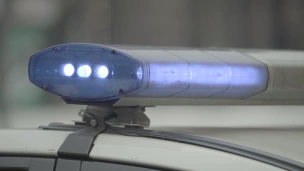 Lampeggiante lampeggiante sul tetto di una macchina della polizia. Blinker. Primo piano. — Video Stock