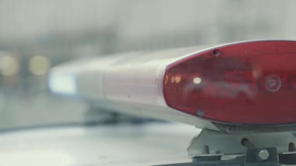 Um piscar de olhos no telhado de um carro da polícia. Blinker. Close-up. — Vídeo de Stock