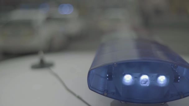 Clignotant sur le toit d'une voiture de police. Blinker. Gros plan. — Video