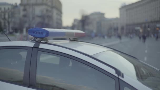 Blinkande blottare på taket till en polisbil. Blinker. Närbild. — Stockvideo