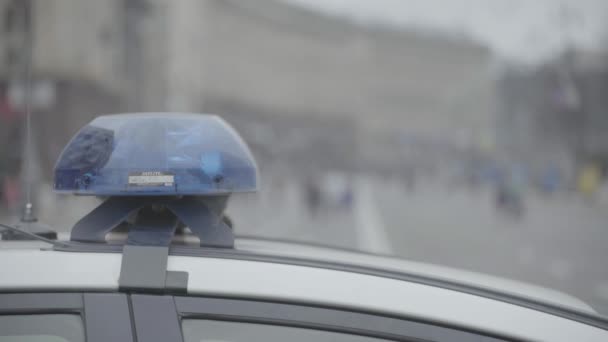 Villogó villantás egy rendőrautó tetején. Szemellenző. Közelkép. — Stock videók