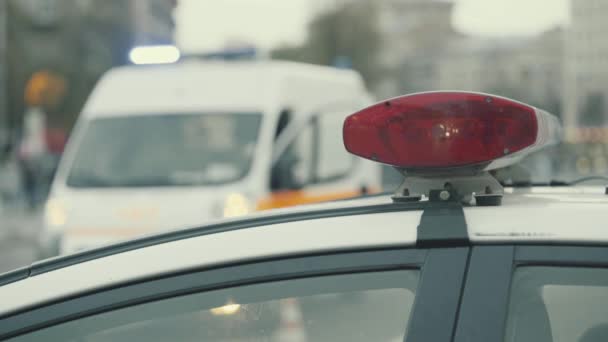 Um piscar de olhos no telhado de um carro da polícia. Blinker. Close-up. — Vídeo de Stock