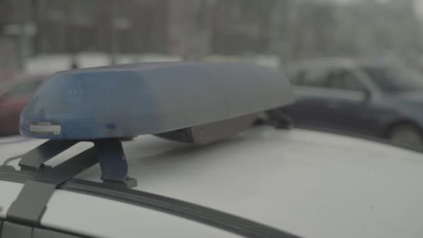 Lampeggiante lampeggiante sul tetto di una macchina della polizia. Blinker. Primo piano. — Video Stock