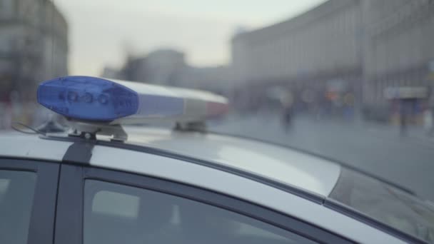Blinkande blottare på taket till en polisbil. Blinker. Närbild. — Stockvideo
