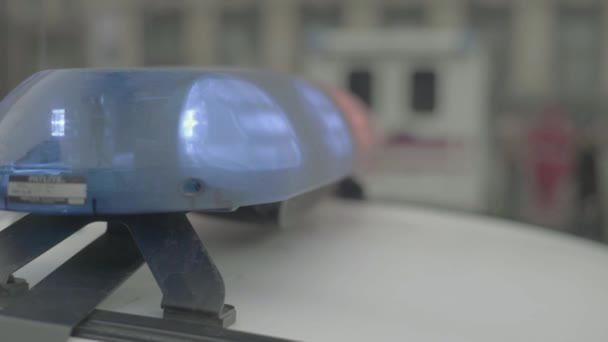 Blinklicht auf dem Dach eines Polizeiwagens. Scheuklappen. Nahaufnahme. — Stockvideo